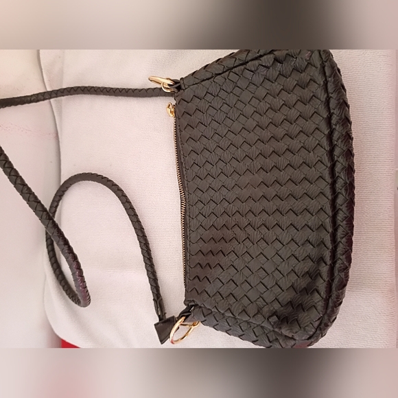 Sondra Roberts Squared Chic Black With Gold Accents Woven Purse. - Picture 2 of 12